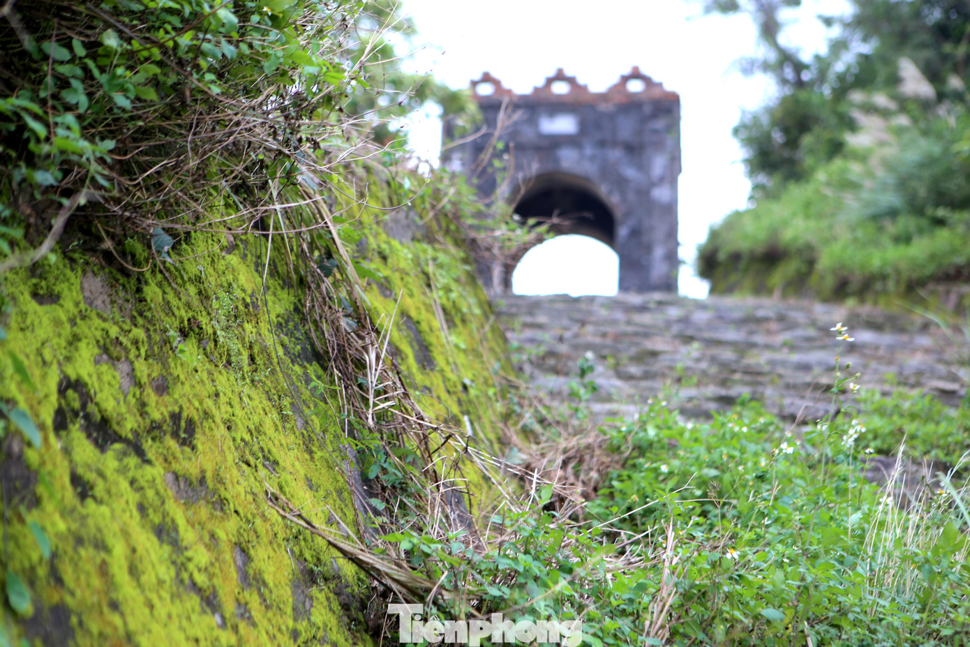 Hoành Sơn Quan trầm mặc, cổ kính, rêu phong theo thời gian.