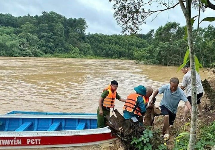 Công an xã Lộc Yên phối hợp với lực lượng chức năng ứng cứu thành công ông Nguyễn Văn Hoà bị nước lũ cô lập khi đi chăn thả bò.