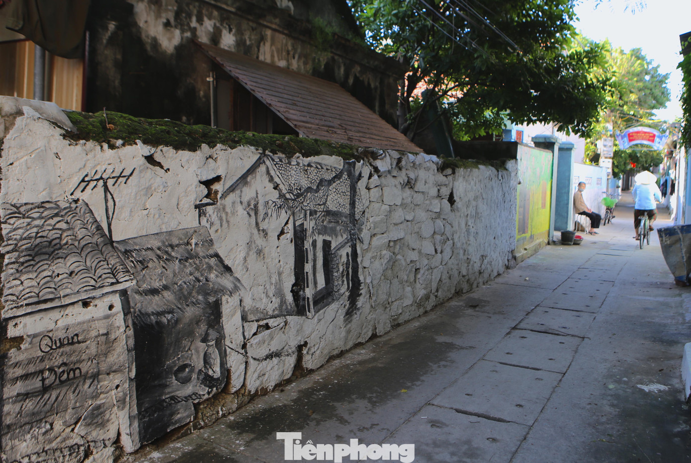 Theo anh Thản, khoảng vài tuần nữa toàn bộ tường ở làng sẽ được vẽ xong. Nếu tính chi phí để làm cả tuyến đường này tổng toàn bộ sẽ hết khoảng hơn 200 triệu đồng, trong đó hết 100 triệu ngày công. Toàn bộ ngày công do anh Thản hỗ trợ.