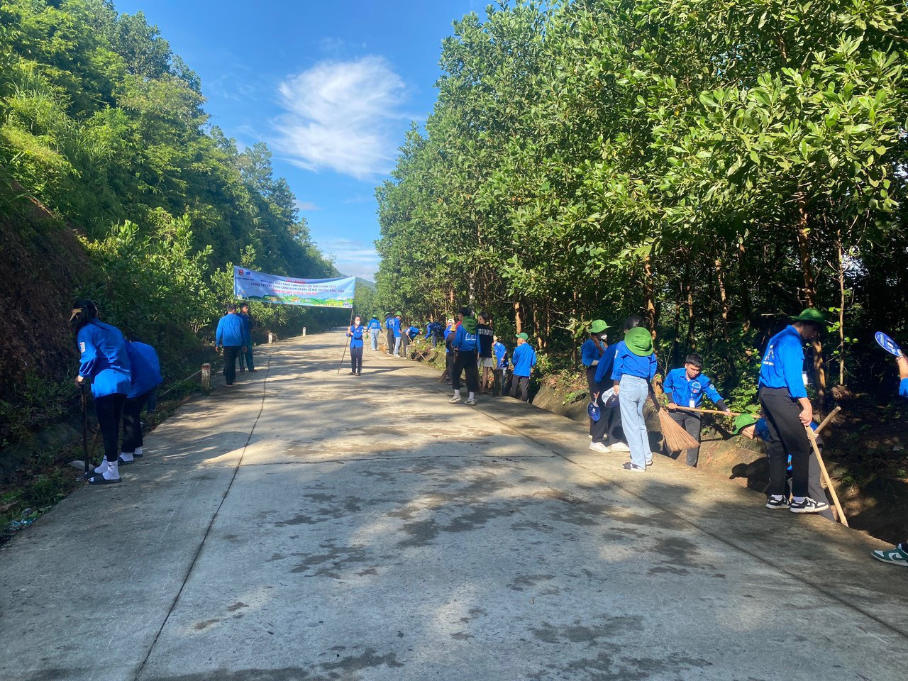 Tại huyện Hương Sơn đồng loạt thực hiện nhiều hoạt động ra quân để bảo vệ môi trường.