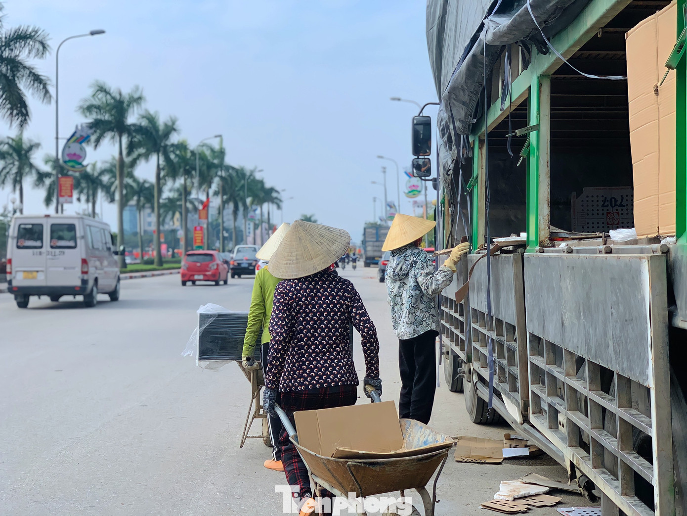 Công việc cuối năm nhiều nên những người phụ nữ có thêm thu nhập trang trải cuộc sống vào ngày Tết.