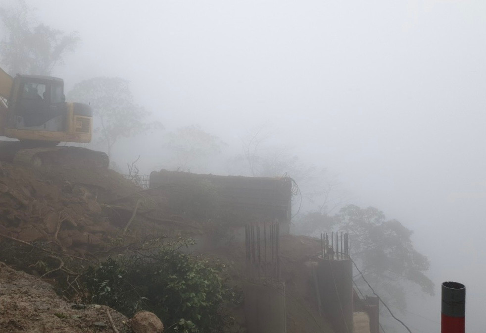 Sương mù dày đặc khiến cho việc khắc phục gặp nhiều khó khăn. Sương mù dày đặc khiến cho việc khắc phục gặp nhiều khó khăn.