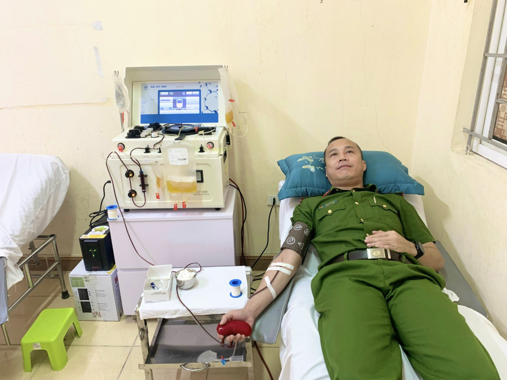 Đại úy Thái Khắc Chí hiến máu cứu người.