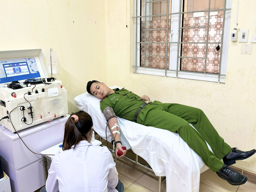 Đại uý Dương Chí Tùng hiến 1 đơn vị máu cứu bệnh nhân qua cơn nguy kịch.