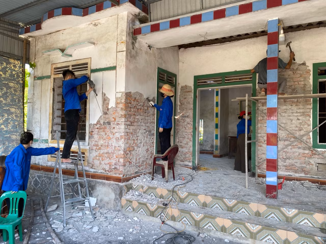 Ngôi nhà của một hộ gia đình chính sách được sơn sửa lại như mới.