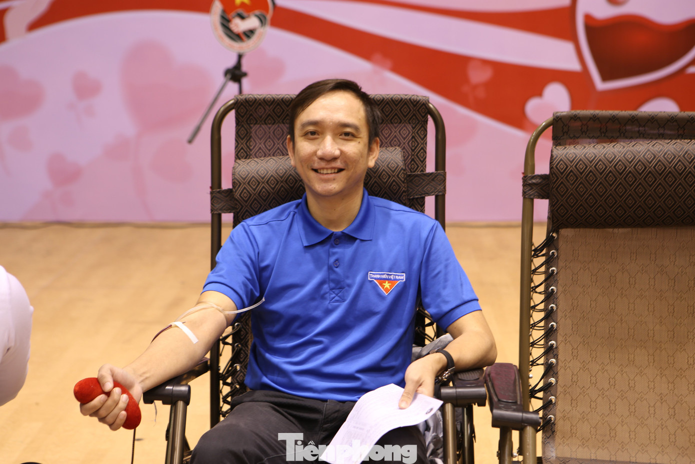 Vượt hàng chục km từ huyện Kỳ Anh đến điểm tổ chức hiến máu, nhưng anh Long vẫn đến sớm để tham gia hiến máu. Đây là lần thứ 9 anh Long hiến máu tình nguyện.