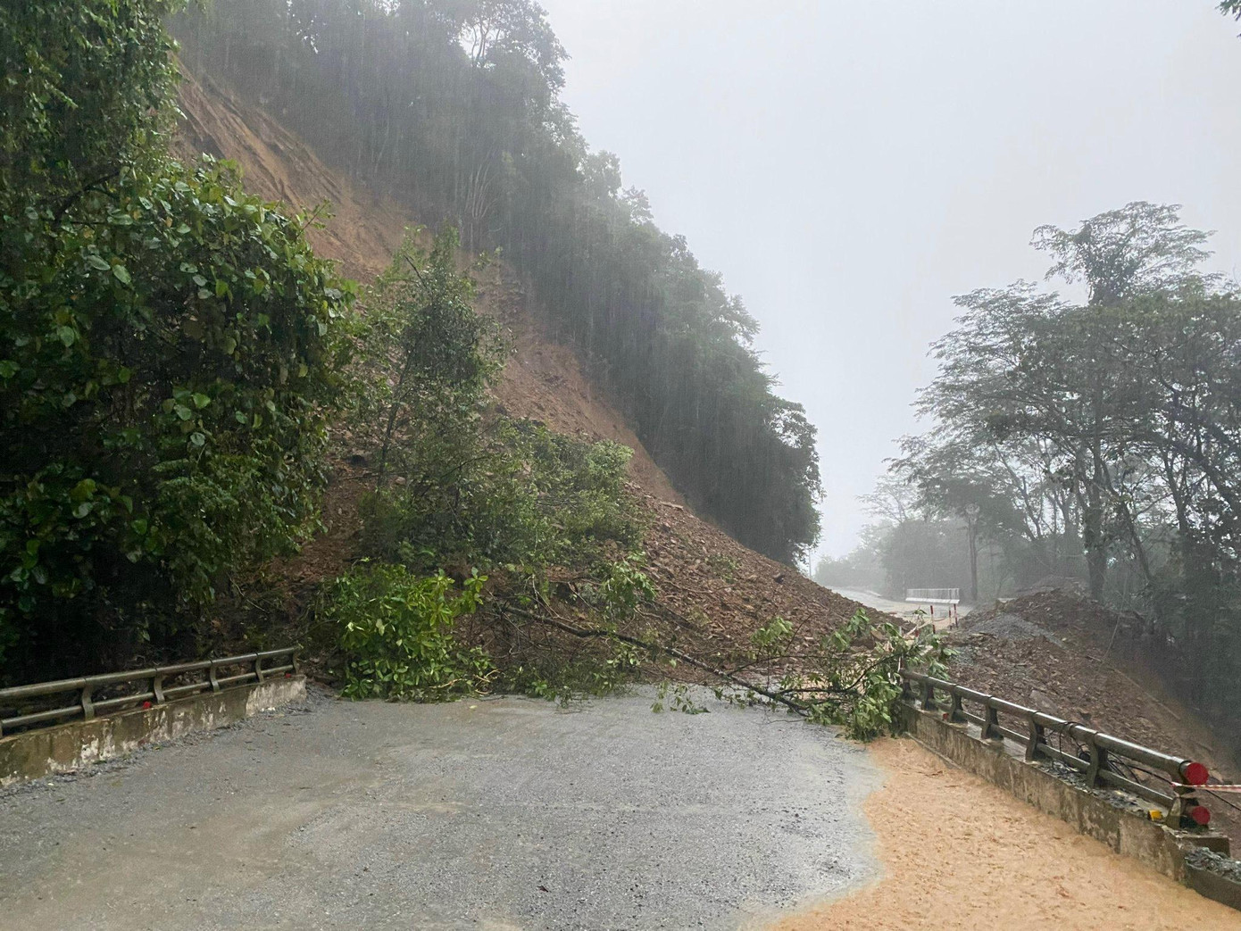 Trong đó điểm sạt lở tại Km 82+300 lớn nhất với khoảng 1.000 m3 đất đá. Tổng khối lượng đất đá sạt lở ước tính tại 4 vị trí là gần 3.000m3 đất, đá. Sau khi tiếp nhận thông tin, lực lượng chức năng đã huy động lực lượng để dọn dẹp tuyến đường, tuy nhiên do mưa quá lớn không thể thực hiện được.