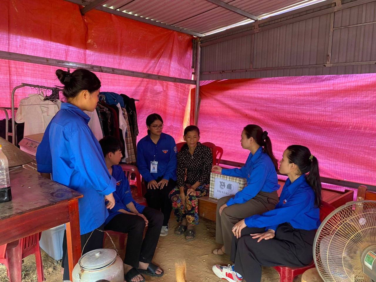 Đoàn viên thanh niên cũng đến các hộ dân tuyên truyền, vận động đẩy nhanh tiến độ giải phóng mặt bằng. Đoàn viên thanh niên cũng đến các hộ dân tuyên truyền, vận động đẩy nhanh tiến độ giải phóng mặt bằng.