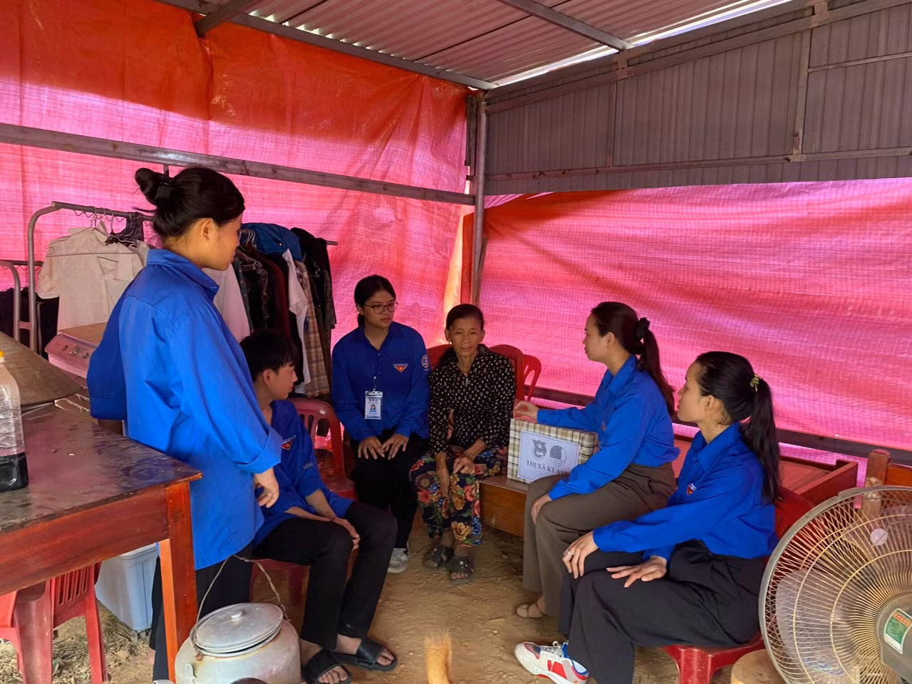 Đoàn viên thanh niên cũng đến các hộ dân tuyên truyền, vận động đẩy nhanh tiến độ giải phóng mặt bằng.