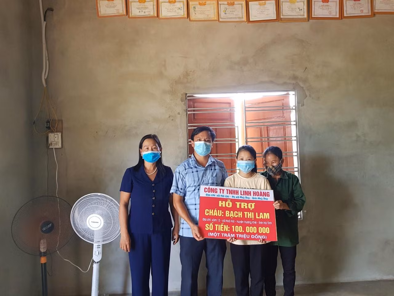 100 triệu đồng của Công ty TNHH Linh Hoàng hỗ trợ cho em Bạch Thị Lam.