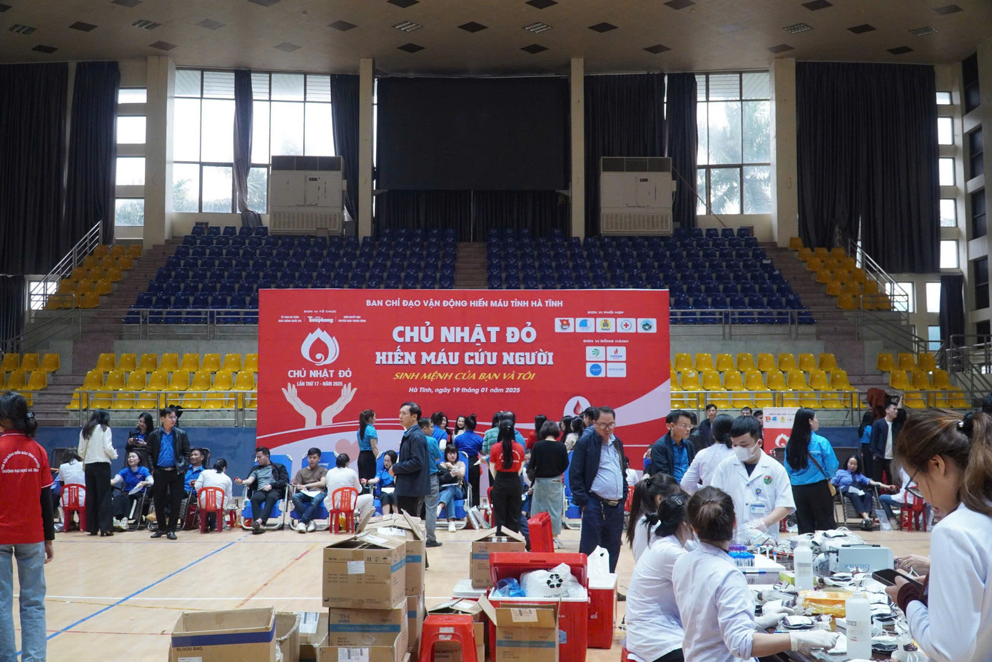 Hưởng ứng Chiến dịch vận động hiến máu tình nguyện dịp Tết và lễ hội Xuân Hồng năm 2025, sáng 19/1, Ban thường vụ Tỉnh Đoàn Hà Tĩnh, Hội LHTN Việt Nam tỉnh, phối hợp với Báo Tiền Phong, Liên đoàn Lao động tỉnh, Hội Chữ thập đỏ, Bệnh viện Đa khoa tỉnh Hà Tĩnh tổ chức ngày hội Chủ Nhật Đỏ. Hưởng ứng Chiến dịch vận động hiến máu tình nguyện dịp Tết và lễ hội Xuân Hồng năm 2025, sáng 19/1, Ban thường vụ Tỉnh Đoàn Hà Tĩnh, Hội LHTN Việt Nam tỉnh, phối hợp với Báo Tiền Phong, Liên đoàn Lao động tỉnh, Hội Chữ thập đỏ, Bệnh viện Đa khoa tỉnh Hà Tĩnh tổ chức ngày hội Chủ Nhật Đỏ.