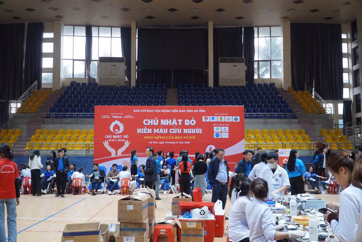 Hưởng ứng Chiến dịch vận động hiến máu tình nguyện dịp Tết và lễ hội Xuân Hồng năm 2025, sáng 19/1, Ban thường vụ Tỉnh Đoàn Hà Tĩnh, Hội LHTN Việt Nam tỉnh, phối hợp với Báo Tiền Phong, Liên đoàn Lao động tỉnh, Hội Chữ thập đỏ, Bệnh viện Đa khoa tỉnh Hà Tĩnh tổ chức ngày hội Chủ Nhật Đỏ.