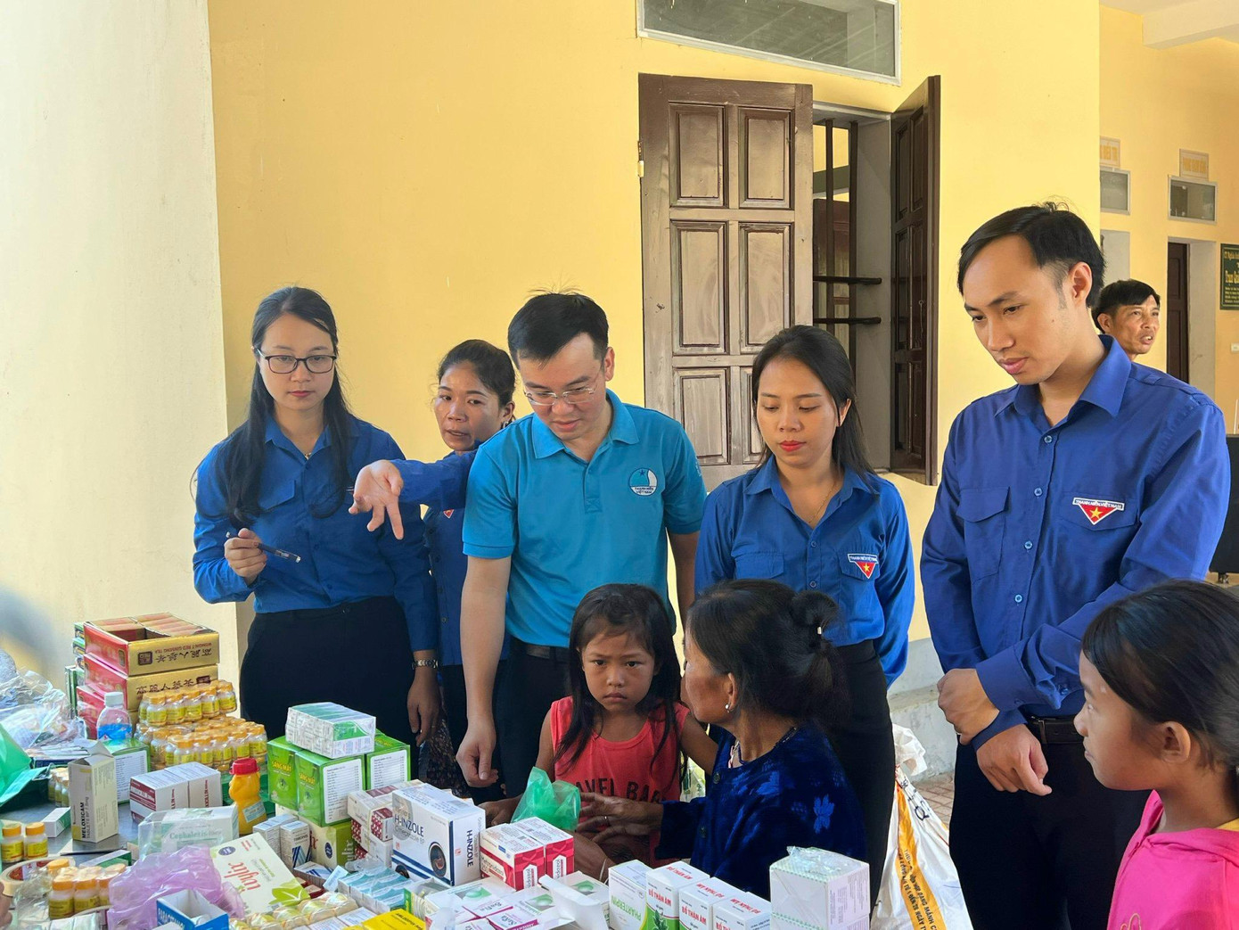 Trẻ em, người già dân tộc Chứt đến khám và được cấp phát thuốc miễn phí.