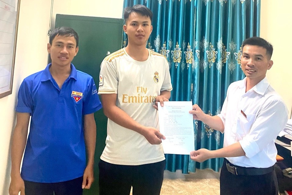 Nhiều bạn trẻ ở Hà Tĩnh đã viết đơn tình nguyện tham gia nghĩa vụ quân sự.