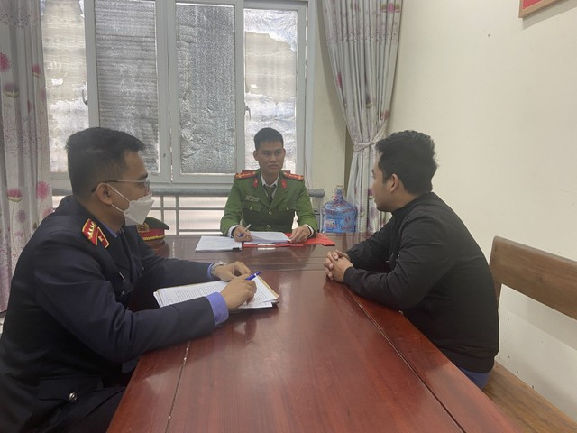 Khải làm việc tại cơ quan điều tra. Khải làm việc tại cơ quan điều tra.