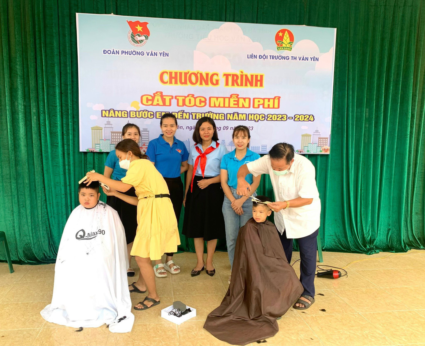 Đoàn phường Văn Yên phối hợp với Liên đội trường Tiểu học Văn Yên (thành phố Hà Tĩnh) tổ chức chương trình cắt tóc miễn phí nâng bước em đến trường.