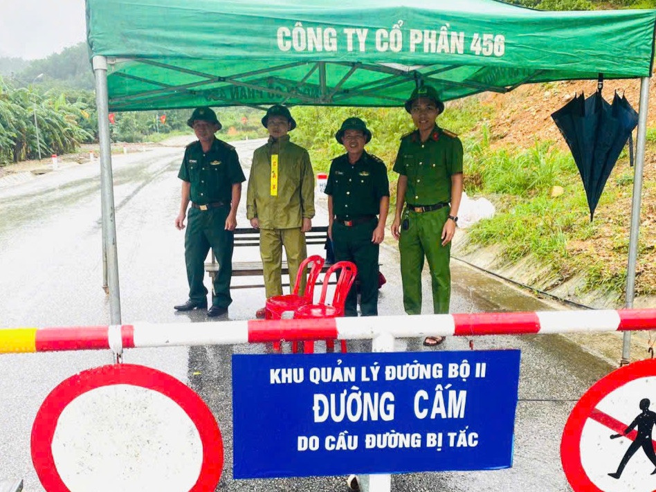 Ngành chức năng chốt chặn, cấm phương tiện lưu thông vào khu vực sạt lở.