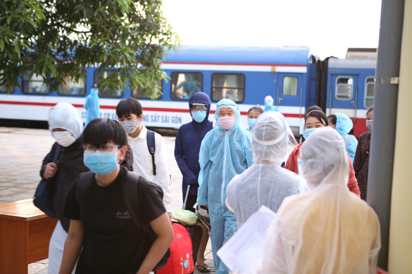 Hơn 800 công dân, mỗi người mỗi nghề, mỗi số phận riêng. Nhưng cũng vì bất đắc dĩ để tránh rủi ro bệnh tật nên quyết định về quê với bao nỗi nhọc nhằn, lo toan. Lần về quê này như chuyến tàu 'chạy nạn', không quà cáp, không bánh kẹo.... Hơn 800 công dân, mỗi người mỗi nghề, mỗi số phận riêng. Nhưng cũng vì bất đắc dĩ để tránh rủi ro bệnh tật nên quyết định về quê với bao nỗi nhọc nhằn, lo toan. Lần về quê này như chuyến tàu 'chạy nạn', không quà cáp, không bánh kẹo....