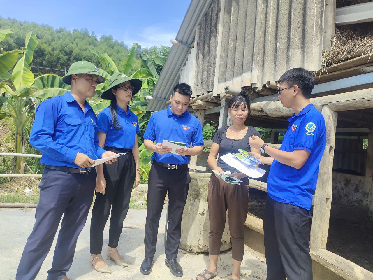 Đoàn Khối CCQ&amp;DN tỉnh Hà Tĩnh ra quân đội hình Tổ tư vấn áo xanh tuyên truyền, hướng dẫn người dân áp dụng khoa học kỹ thuật trong kinh doanh, sản xuất; trao tặng các công trình thanh niên trên địa bàn các xã khó khăn.