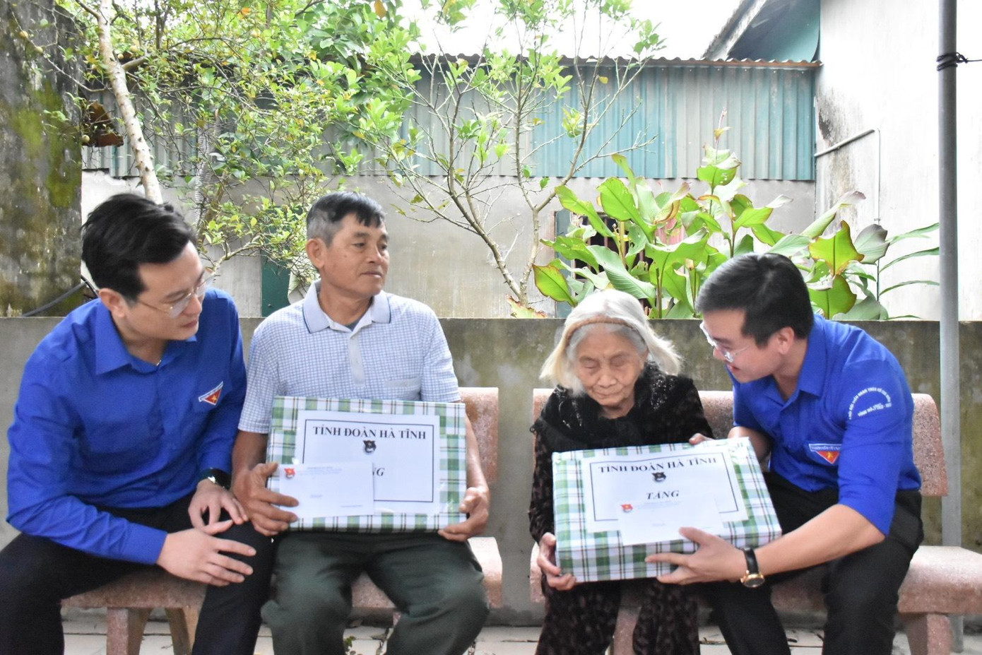 Trao quà cho thân nhân anh hùng liệt sỹ Lý Tự Trọng. Trao quà cho thân nhân anh hùng liệt sỹ Lý Tự Trọng.