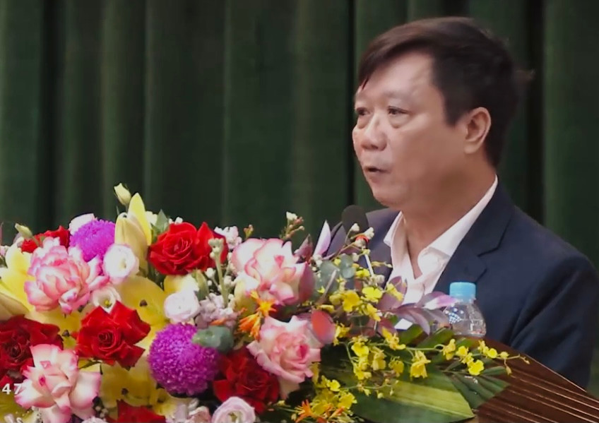 Ông Nguyễn Minh Đức, Giám đốc Sở Y tế Hà Tĩnh, đăng đàn trả lời chất vấn.