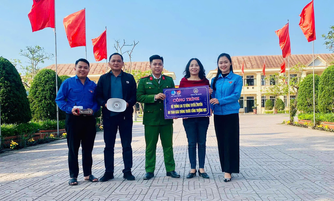 Tính đến nay, đã có 39 điểm loa phát thanh tự động, đảm bảo an toàn giao thông, tuyên truyền pháp luật tại các trường học trên địa bàn toàn huyện. Những công trình này được các đơn vị đoàn trên địa bàn kêu gọi xã hội hóa với tổng số tiền 195 triệu đồng để triển khai và mang lại hiệu quả tốt.