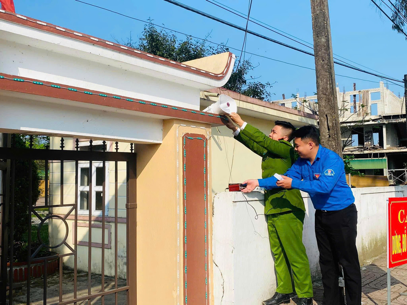 Loa được phát tự động theo các chương trình tuyên truyền được cài đặt sẵn và các khung giờ cố định khi cha mẹ học sinh đưa, đón con đến trường góp phần hình thành văn hóa xếp hàng và văn hóa tham gia giao thông.