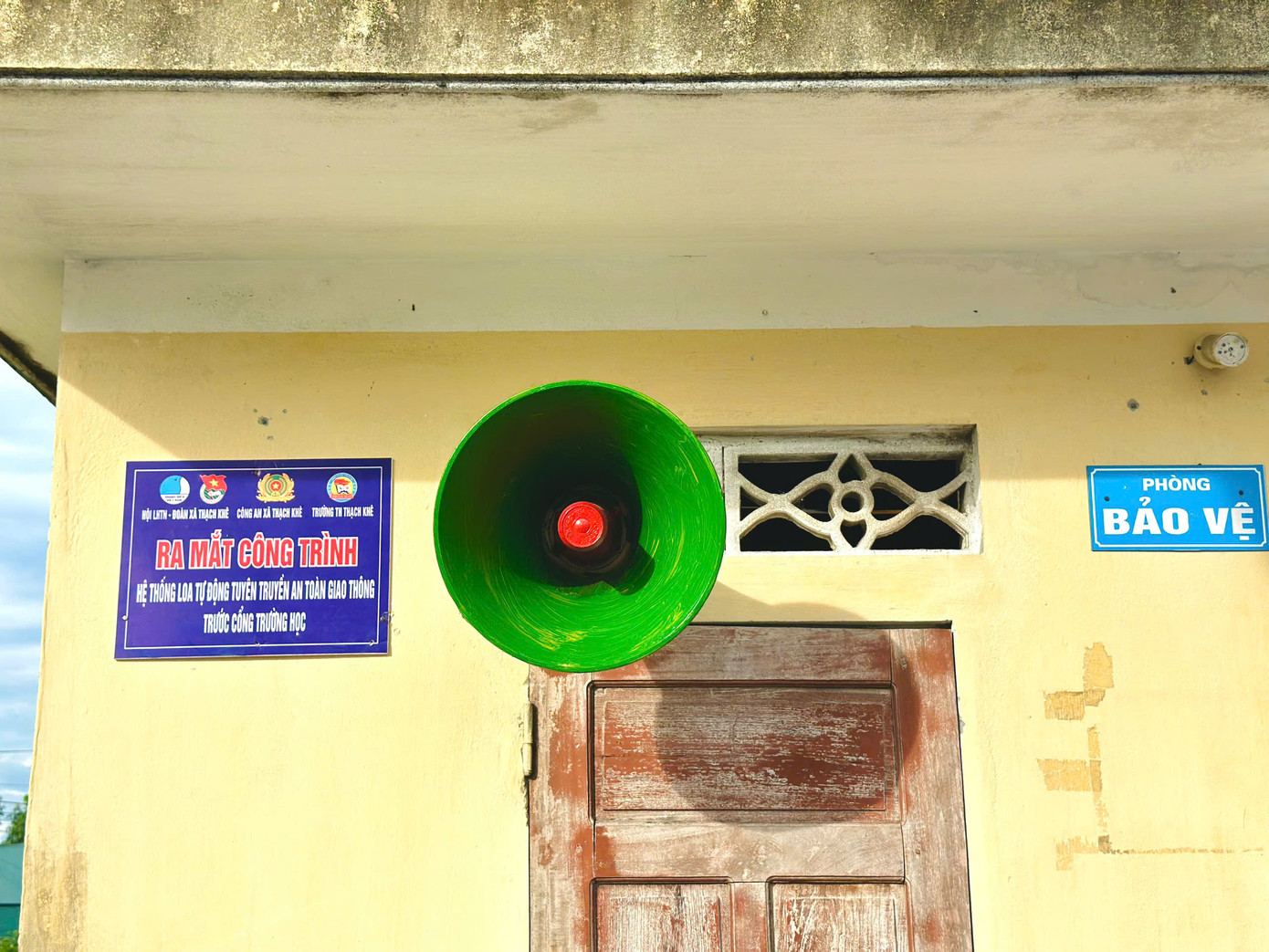 Từ hơn đầu năm học đến nay, trong khung giờ từ 6h30 đến 7h15 của buổi sáng và từ 16h30-17h, phụ huynh, học sinh trên địa bàn toàn huyện đã quen với tiếng loa phát thanh do Đoàn thanh niên phối hợp các liên đội, nhà trường lắp đặt.