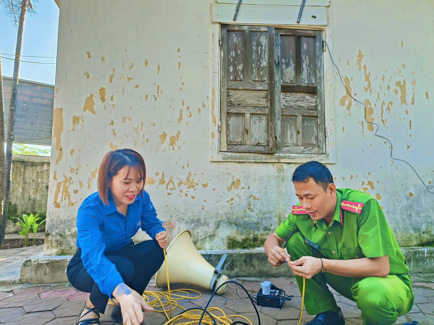 Từ hơn đầu năm học đến nay, trong khung giờ từ 6h30 đến 7h15 của buổi sáng và từ 16h30-17h, phụ huynh, học sinh trên địa bàn toàn huyện đã quen với tiếng loa phát thanh do Đoàn thanh niên phối hợp các liên đội, nhà trường lắp đặt.