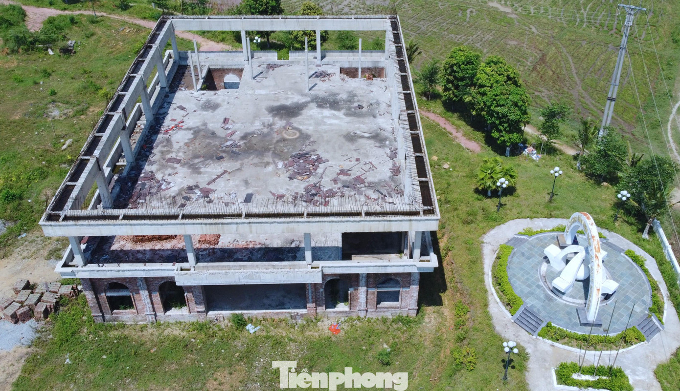 Trong ảnh là công trình trung tâm thương mại toạ lạc trên “đất vàng” trở nên nhếch nhác khi thi công dang dở rồi dừng lại. Đơn vị thi công dùng các tấm tôn để quây xung quanh phần đất dự án.