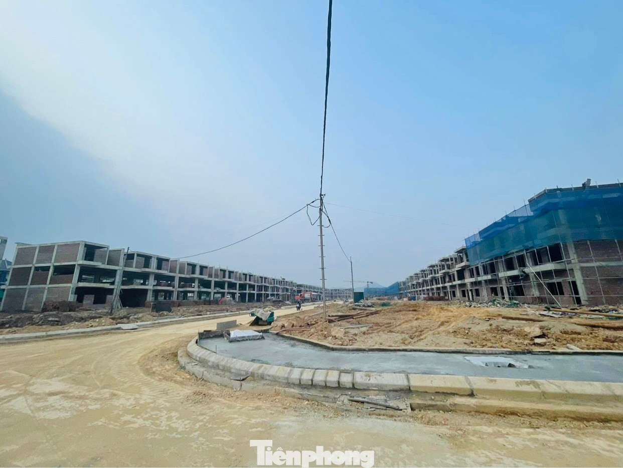 Ngoài ra tháng 11/2022, UBND huyện cũng ra quyết định xử phạt hành chính 40 triệu đồng và yêu cầu chủ đầu tư dừng ngay mọi hoạt động thi công công trình.