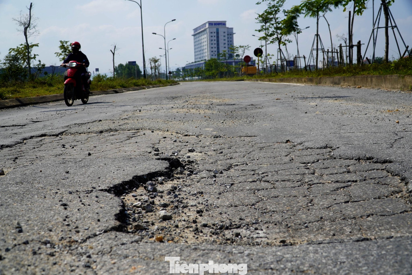 Đây là tuyến đường ở cửa ngõ phía Bắc thành phố Hà Tĩnh, nơi tập trung kinh doanh nông sản tại chợ Bình Hương nên có số lượng lớn xe tải thường xuyên lưu thông qua lại.