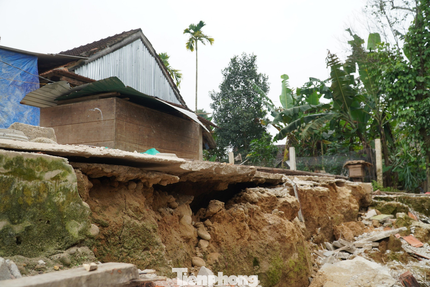 Trước đó khi xảy ra sự việc, gia đình ông Hùng phải di chuyển đến vị trí khác để sinh sống vì để đảm bảo an toàn về tính mạng và tài sản. Giờ chỉ mong sớm xác định nguyên nhân để người dân ổn định sinh sống.