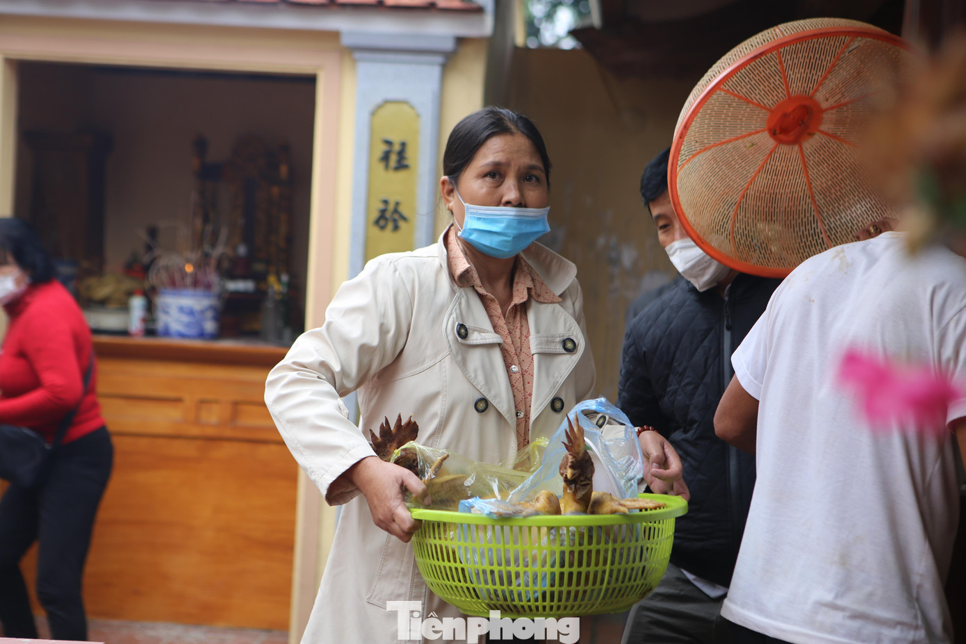 Sau khi tổ chức dâng lễ, cúng tế sau 12h sẽ tiến hành hạ cỗ.