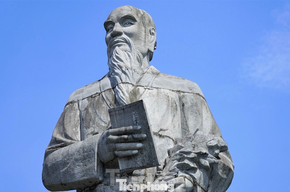 Lê Hữu Trác (SN 1724-1791) tên thật là Lê Hữu Huân, hiệu Hải Thượng Lãn Ông. Đại danh y Lê Hữu Trác sinh ra và lớn lên trong gia đình khoa bảng ở làng Liêu Xá, huyện Đường Hào (nay thuộc huyện Yên Mỹ, tỉnh Hưng Yên). Tuy nhiên, cuộc đời ông chủ yếu gắn bó vùng đất quê ngoại ở Hương Sơn, tỉnh Hà Tĩnh - nơi ông không màng đến công danh phú quý.