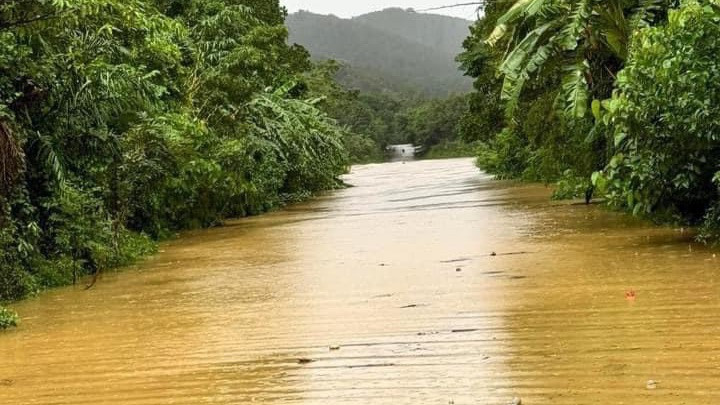 Một số tuyến đường tại huyện Hương Sơn ngập cục bộ.