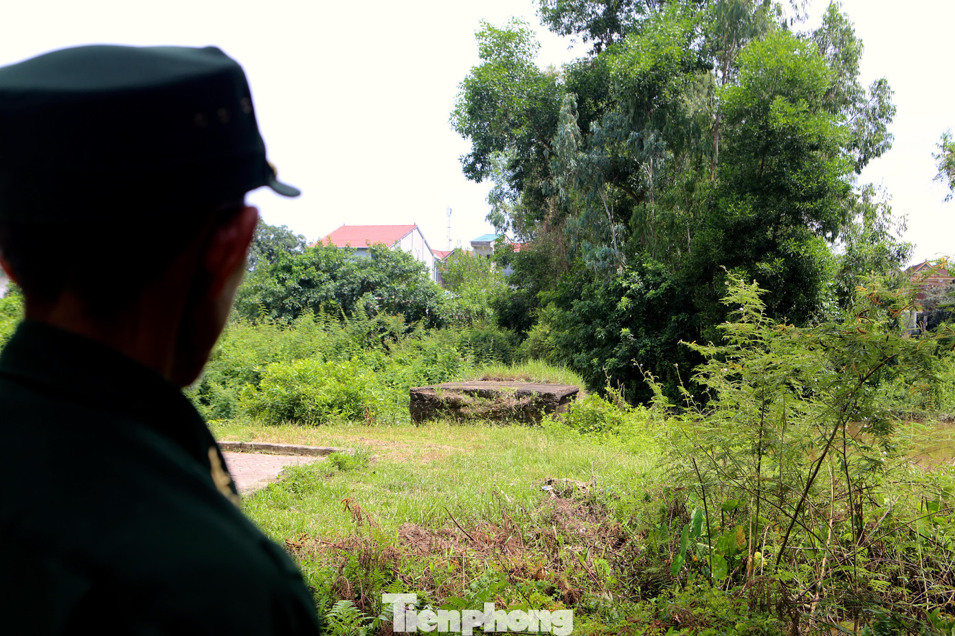 Ông Phan Văn Thuận (SN 1959, trú tại thôn Đại Bản) - nhân viên bảo vệ di tích nhớ lại, khi Mỹ thả bom xuống thì vợ ông đang bắt cá trên sông Nhe, cũng gần vị trí này, nhưng chỉ bị ngất đi. Đến nay, nhiều hài cốt của các anh vẫn đang nằm dưới dòng sông chưa thể tìm thấy.