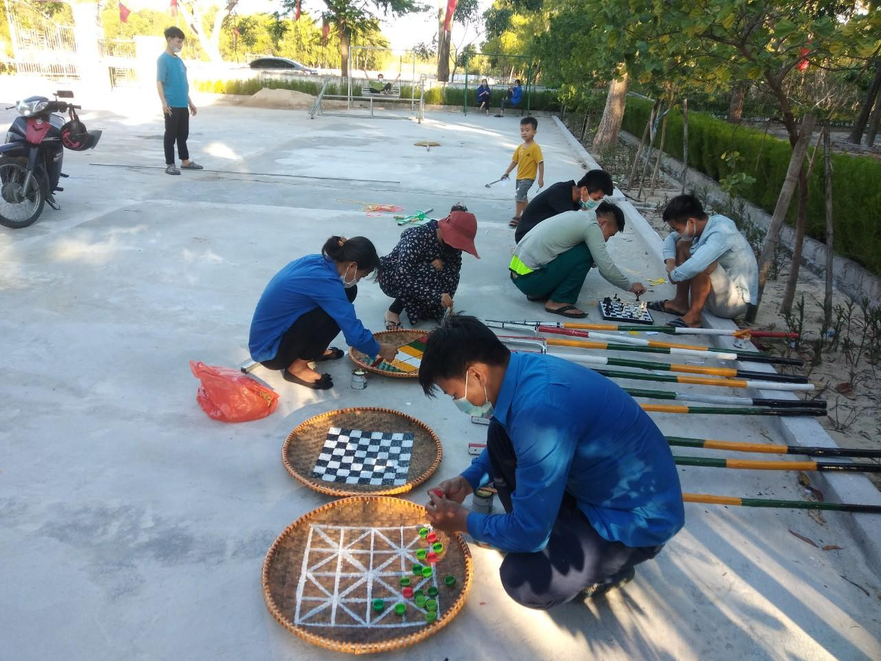 Những bàn tay khéo léo của ĐVTN tận dụng từ các vật liệu tái chế từ lốp ôtô, đồ tre, gỗ, vỏ sò… lắp ghép và vẽ sơn trang trí phù hợp. Những bàn tay khéo léo của ĐVTN tận dụng từ các vật liệu tái chế từ lốp ôtô, đồ tre, gỗ, vỏ sò… lắp ghép và vẽ sơn trang trí phù hợp.