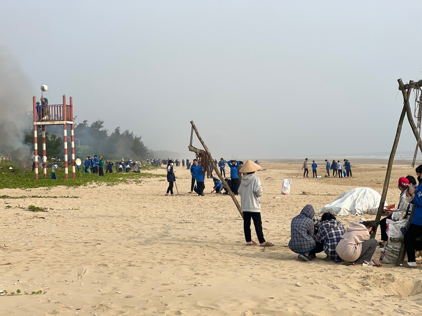 Với sự tham gia tích cực, hăng hái của lực lượng đoàn viên, chỉ sau một buổi, lượng lớn cây dại, rác thải tại bãi biển Thạch Hải đã được làm sạch...