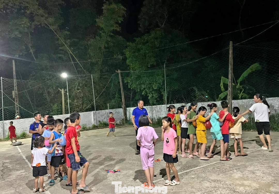 Không chỉ thực hiện nhiều công trình ý nghĩa mà anh Quế còn luôn hăng say với hoạt động dịp hè cho thiếu nhi.