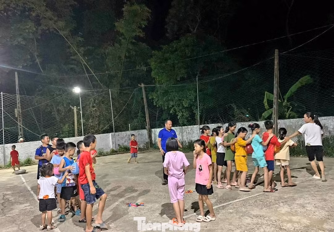 Không chỉ thực hiện nhiều công trình ý nghĩa mà anh Quế còn luôn hăng say với hoạt động dịp hè cho thiếu nhi. Không chỉ thực hiện nhiều công trình ý nghĩa mà anh Quế còn luôn hăng say với hoạt động dịp hè cho thiếu nhi.