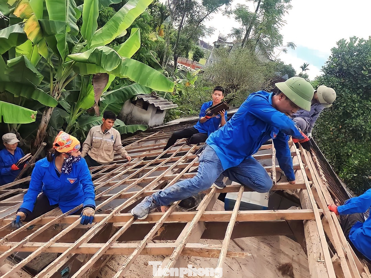 Dù khuyết tay nhưng anh Quế luôn hăng say tình nguyện, tham gia hỗ trợ tu sửa nhà giúp người dân.