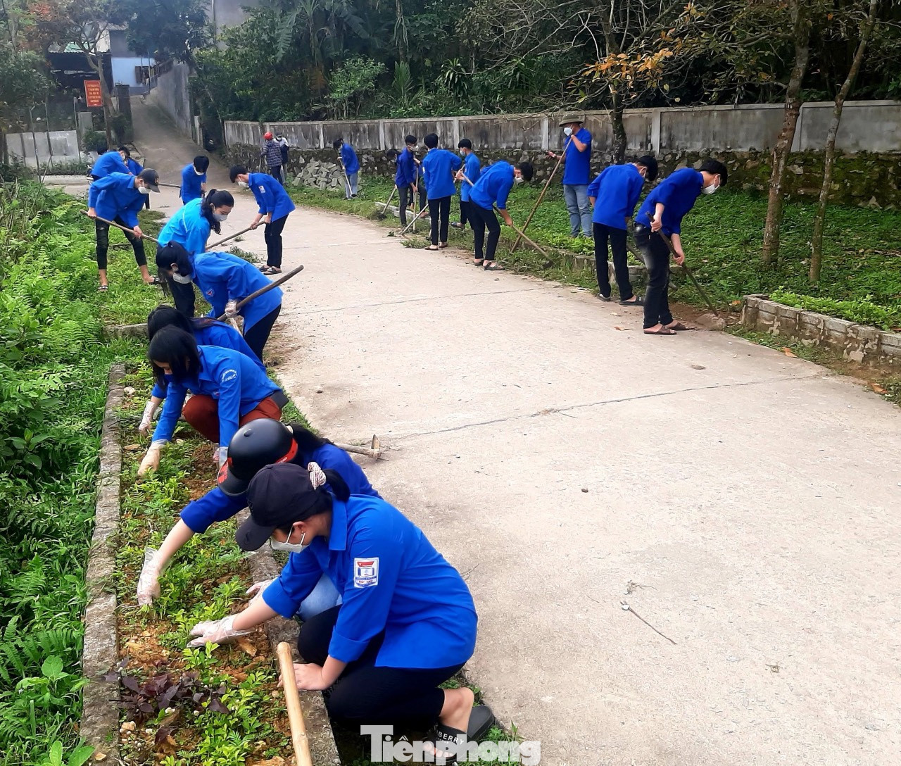 Anh Quế luôn hăng say đi tình nguyện, trở thành người “truyền lửa” cho hoạt động Đoàn tại địa phương.