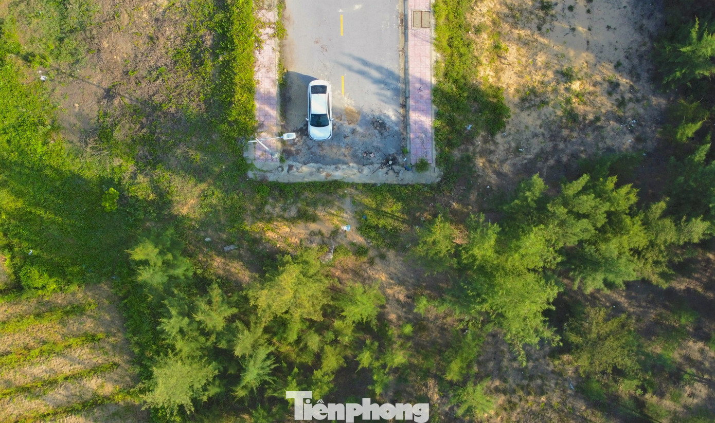 Tuy nhiên, đến nay, tuyến đường hàng chục tỷ đồng này vẫn rơi vào cảnh “đầu không tới, cuối không xong”. Tuy nhiên, đến nay, tuyến đường hàng chục tỷ đồng này vẫn rơi vào cảnh “đầu không tới, cuối không xong”.