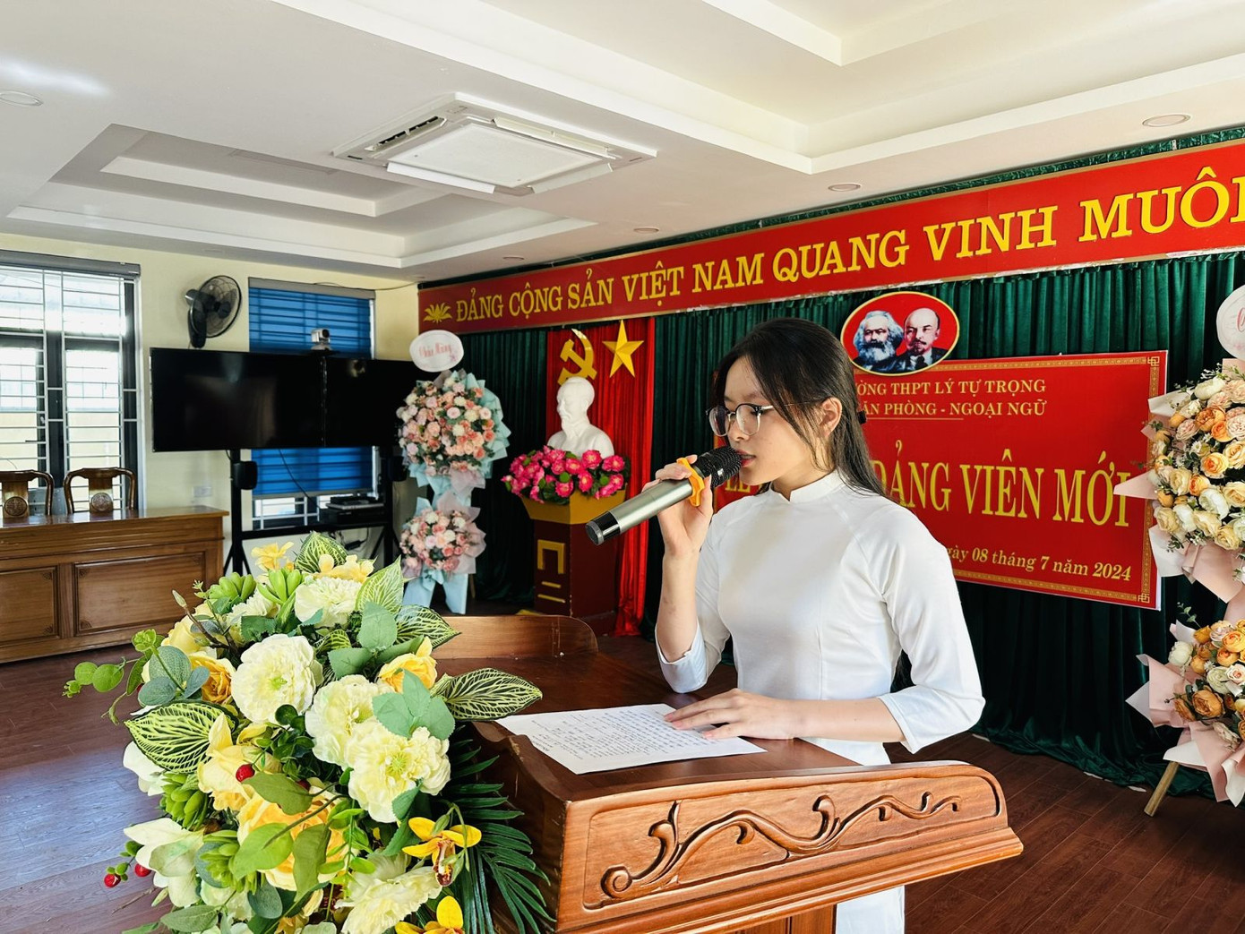 Lễ kết nạp Đảng viên tại trường học ở Hà Tĩnh.