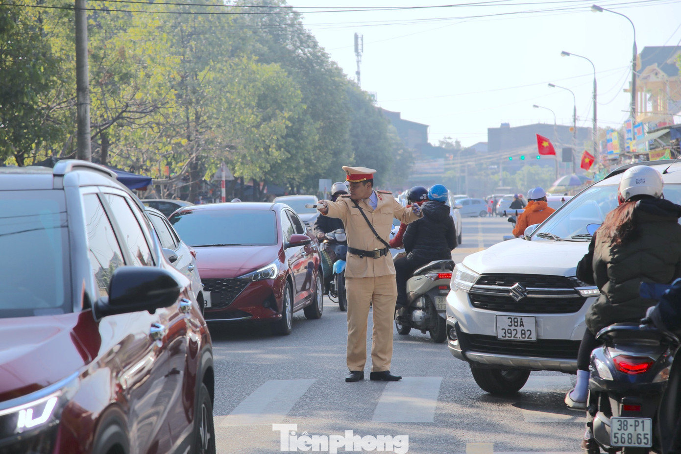 Sáng 31/1 (tức ngày mùng 10 tháng Giêng) dọc đường Nguyễn Công Trứ (thành phố Hà Tĩnh) rất đông người đến mua vàng khiến cho cung đường này bị ách tắc. Cảnh sát phải có mặt để phân luồng giao thông. Cũng tại “phố” kinh doanh vàng bạc này, nhiều người đã đến bán những mâm cúng trong ngày vía Thần Tài. Sáng 31/1 (tức ngày mùng 10 tháng Giêng) dọc đường Nguyễn Công Trứ (thành phố Hà Tĩnh) rất đông người đến mua vàng khiến cho cung đường này bị ách tắc. Cảnh sát phải có mặt để phân luồng giao thông. Cũng tại “phố” kinh doanh vàng bạc này, nhiều người đã đến bán những mâm cúng trong ngày vía Thần Tài.