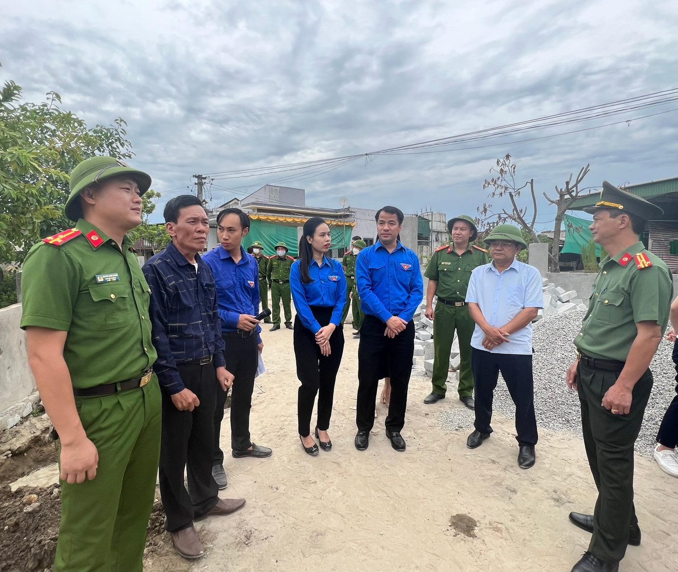 Bí thư Trung ương Đoàn - anh Ngô Văn Cương thay mặt Đoàn công tác thăm hỏi sức khỏe, động viên các đội tình nguyện. Bí thư Trung ương Đoàn - anh Ngô Văn Cương thay mặt Đoàn công tác thăm hỏi sức khỏe, động viên các đội tình nguyện.
