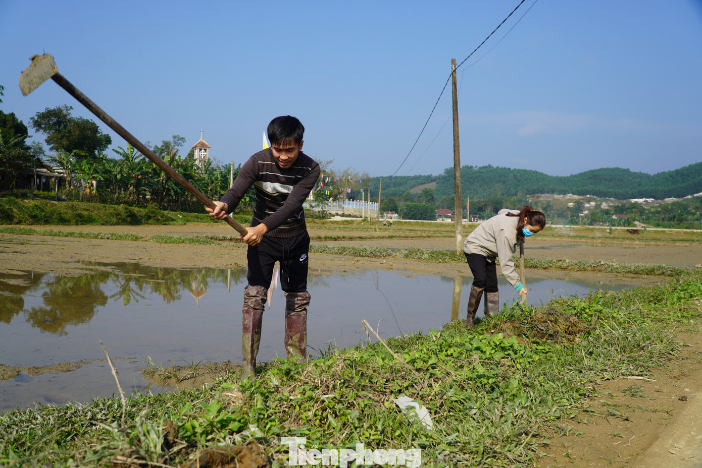 Những ngày đầu năm mới, nông dân Hà Tĩnh đã bắt đầu xuống đồng sản xuất vụ xuân với mong muốn cả năm mưa thuận gió hòa, mùa màng bội thu, nhà nhà no đủ. Trong ảnh: Anh Hiệp (trú huyện Hương Sơn) cùng vợ đang đắp bờ để lấy nước vào ruộng.