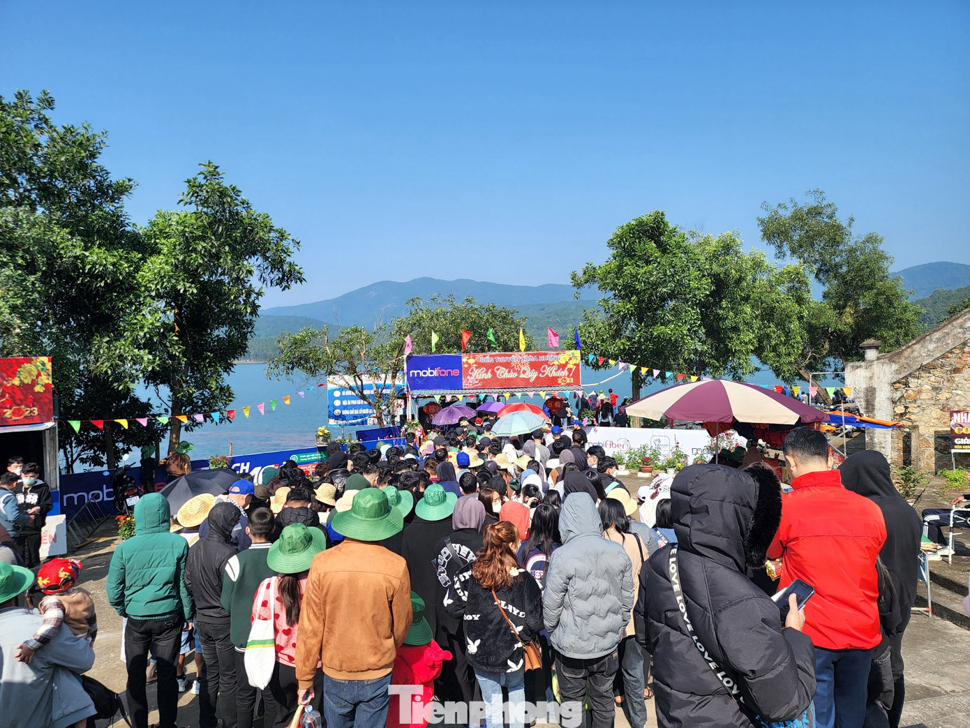 Những ngày đầu năm 2023, chùa Hương Tích (xã Thiên Lộc, huyện Can Lộc, Hà Tĩnh) mở cửa đón hàng vạn du khách thập phương trên cả nước. Du khách khắp nơi đổ về chùa để tham quan, vãn cảnh, cầu cho cuộc sống gặp nhiều may mắn, yên vui, gia đình hạnh phúc.