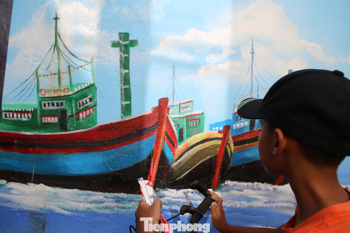 Những bức tranh được lấy cảm hứng từ đời thật, gần gũi với cuộc sống của người dân vùng biển.